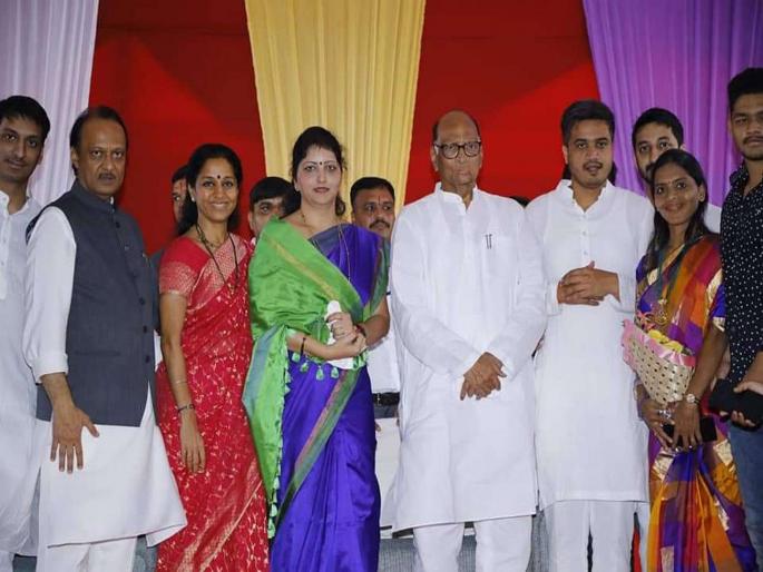 Two km queue in Baramati to greet Sharad Pawar | शरद पवार यांना पाडव्याच्या शुभेच्छा देण्यासाठी बारामतीत दोन किमी रांगा 