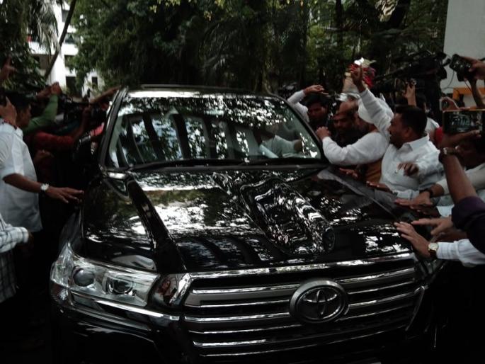 Sharad Pawar left for Karad to visit Yashwantrao Chavan's memorial pune ncp | Sharad Pawar: नव्या जोमाने पक्षबांधणी; शेकडो कार्यकर्त्यांसमवेत शरद पवार कराडकडे रवाना Sharad Pawar left for Karad to visit Yashwantrao Chavan's memorial pune ncp | Sharad Pawar: नव्या जोमाने पक्षबांधणी; शेकडो कार्यकर्त्यांसमवेत शरद पवार कराडकडे रवाना