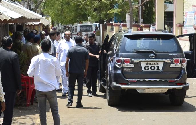 Out of vehicles of BJP leaders; Within the carts of NCP leaders | भाजप नेत्यांची वाहने बाहेर; राष्ट्रवादीच्या नेत्यांच्या गाड्या आत