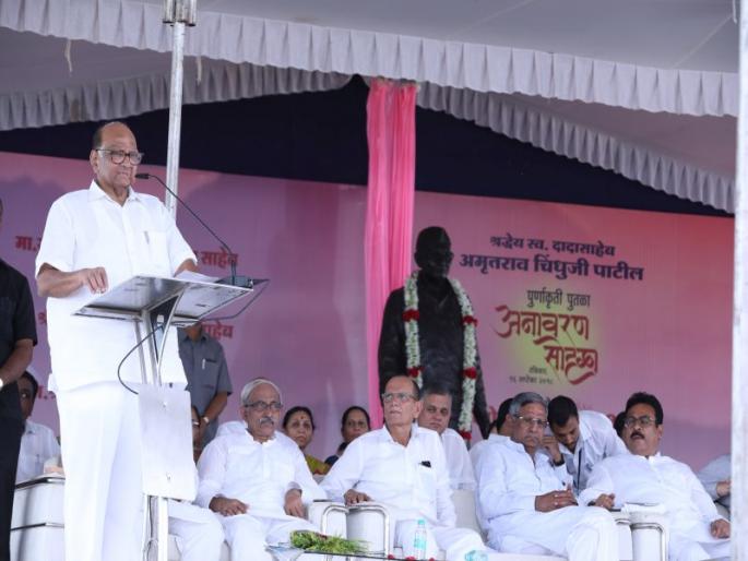 Sharad Pawar's criticism | सत्ताधाऱ्यांच्या दुर्लक्षामुळे शेतकरी संकटात - शरद पवार यांची टीका Sharad Pawar's criticism | सत्ताधाऱ्यांच्या दुर्लक्षामुळे शेतकरी संकटात - शरद पवार यांची टीका