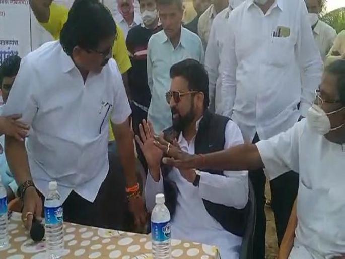 clash between junnar ncp mla atul benke and shivsena leader sharad sonavane | 'आम्ही गोट्या खेळत होतो का?' पुण्यात भर कार्यक्रमातच आजी-माजी आमदार भिडले clash between junnar ncp mla atul benke and shivsena leader sharad sonavane | 'आम्ही गोट्या खेळत होतो का?' पुण्यात भर कार्यक्रमातच आजी-माजी आमदार भिडले