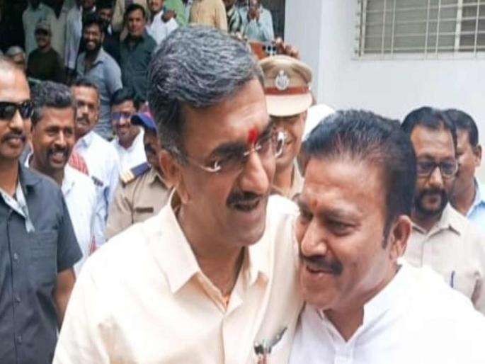 Sharad Pawar group Shashikant Shinde and Minister Shambhuraj Desai had a long discussion at Satara Collectorate. | शशिकांत शिंदेंना पालकमंत्र्यांचे कॉफीचं निमंत्रण; मंत्री देसाई म्हणाले, "राजकीय चर्चा नाही, फक्त गप्पा" Sharad Pawar group Shashikant Shinde and Minister Shambhuraj Desai had a long discussion at Satara Collectorate. | शशिकांत शिंदेंना पालकमंत्र्यांचे कॉफीचं निमंत्रण; मंत्री देसाई म्हणाले, "राजकीय चर्चा नाही, फक्त गप्पा"