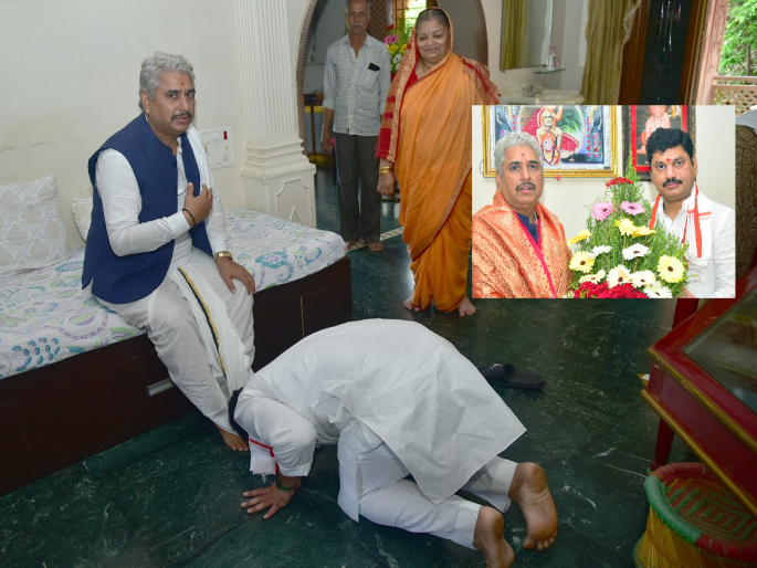 Mahant Namdev Shastri of Bhagwangad visited the residence of Dhananjay Munde for blessings | भगवानगडाचे महंत नामदेव शास्त्री यांची धनंजय मुंडे यांच्या निवासस्थानी आशीर्वादपर सदिच्छा भेट Mahant Namdev Shastri of Bhagwangad visited the residence of Dhananjay Munde for blessings | भगवानगडाचे महंत नामदेव शास्त्री यांची धनंजय मुंडे यांच्या निवासस्थानी आशीर्वादपर सदिच्छा भेट