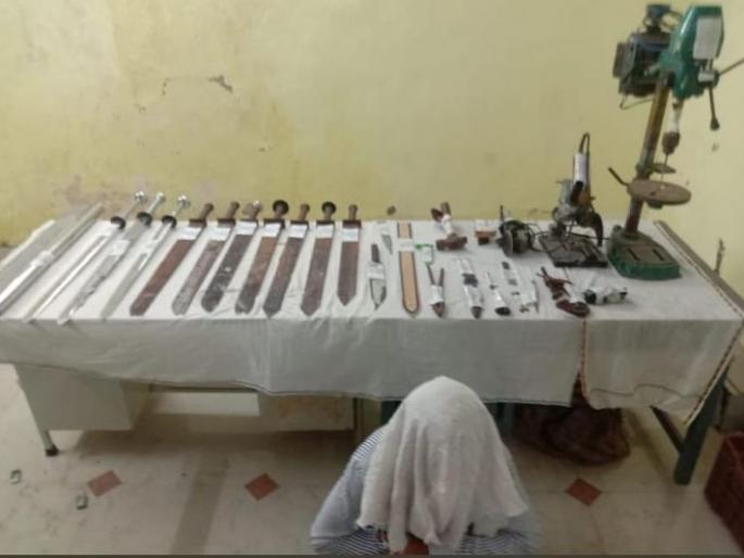Police take action against illegal arms factory | अवैध शस्त्र निर्मिती कारखान्यावर पोलिसांची कारवाई! Police take action against illegal arms factory | अवैध शस्त्र निर्मिती कारखान्यावर पोलिसांची कारवाई!
