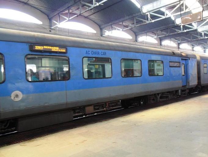Trains now have an insulated paint shield | रेल्वेगाड्यांना आता उष्णतारोधक पेंटचे कवच Trains now have an insulated paint shield | रेल्वेगाड्यांना आता उष्णतारोधक पेंटचे कवच