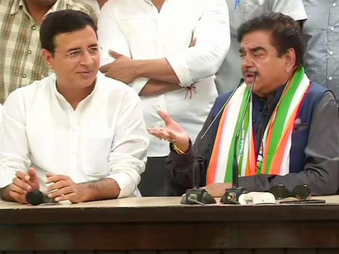 shatrughan sinha slip of tongue during formal congress induction video goes viral on social media | हातात हात घातल्यानंतर पुन्हा काँग्रेसी 'शत्रू' बावचळले, व्हिडीओ व्हायरल shatrughan sinha slip of tongue during formal congress induction video goes viral on social media | हातात हात घातल्यानंतर पुन्हा काँग्रेसी 'शत्रू' बावचळले, व्हिडीओ व्हायरल