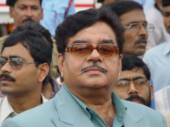 government must shun its ego & keep arrogance apart said shatrughan sinha | "सरकारने अहंकार दूर ठेवावा; आगीशी खेळण्याची ही वेळ नाही"; शत्रुघ्न सिन्हांनी डागली तोफ