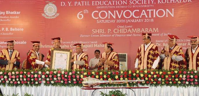 Kolhapur: Shahu Chhatrapati to 'D. Lit. ', Arun Kumar Agarwal' d. Honored by Esc. D. Y At the sixth convocation of Patil University | कोल्हापूर : शाहू छत्रपती यांना ‘डी. लिट.’, अरुणकुमार अगरवाल ‘डी. एस्सी.’ ने सन्मानित; डी. वाय. पाटील विद्यापीठाचा सहावा दीक्षान्त समारंभ उत्साहात Kolhapur: Shahu Chhatrapati to 'D. Lit. ', Arun Kumar Agarwal' d. Honored by Esc. D. Y At the sixth convocation of Patil University | कोल्हापूर : शाहू छत्रपती यांना ‘डी. लिट.’, अरुणकुमार अगरवाल ‘डी. एस्सी.’ ने सन्मानित; डी. वाय. पाटील विद्यापीठाचा सहावा दीक्षान्त समारंभ उत्साहात