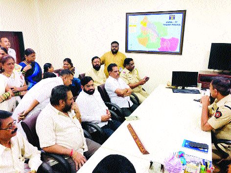 shivsena file complaint against environmentalist | शिवसेनेची पर्यावरणवादी कार्यकर्तीविरुद्ध तक्रार