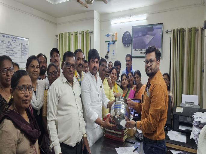 Vanchit gifted an empty pitcher to solve the water supply problem in Yavatmal city | वंचितने यवतमाळ शहरातील पाणी पुरवठा समस्या सोडविण्यासाठी दिली रिकामी घागर भेट Vanchit gifted an empty pitcher to solve the water supply problem in Yavatmal city | वंचितने यवतमाळ शहरातील पाणी पुरवठा समस्या सोडविण्यासाठी दिली रिकामी घागर भेट