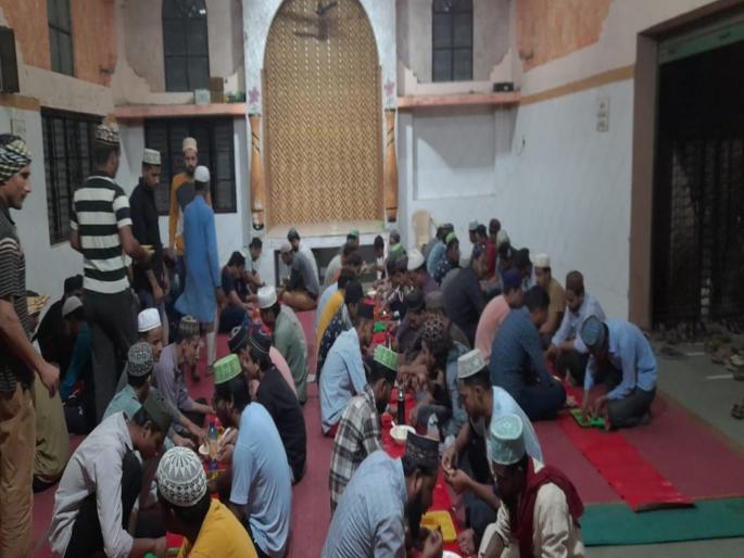 'Sahari' on behalf of Kachhi Memon for students, commuters; Benefit for Muslim brothers above 450 per day | विद्यार्थी, प्रवाशांसाठी कच्छी मेमनच्या वतीने ‘सहरी’; दरराेज ४५० च्या वर मुस्लीम बांधवांना लाभ 'Sahari' on behalf of Kachhi Memon for students, commuters; Benefit for Muslim brothers above 450 per day | विद्यार्थी, प्रवाशांसाठी कच्छी मेमनच्या वतीने ‘सहरी’; दरराेज ४५० च्या वर मुस्लीम बांधवांना लाभ