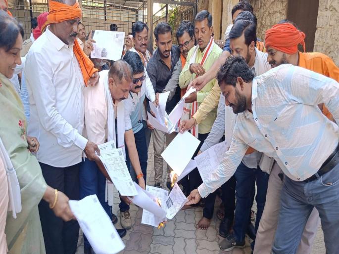 Stop looting of pani patti, Uddhav Sena agitation | पाणीपट्टीची लूट थांबवा, उद्धवसेनेने महापालिकेत ठिय्या देत जाळली देयके