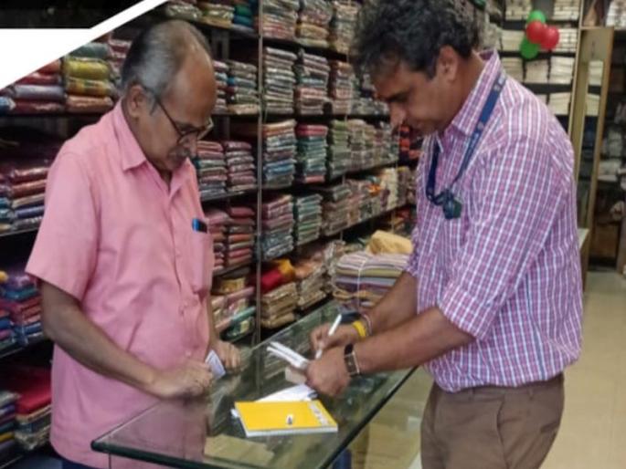 monitoring of litterers by municipal supervisors; Action against shopkeeper in Dadar | पालिकेच्या पर्यवेक्षकांकडून कचरा टाकणाऱ्यांवर नजर; दादरमधील दुकानदारावर कारवाई monitoring of litterers by municipal supervisors; Action against shopkeeper in Dadar | पालिकेच्या पर्यवेक्षकांकडून कचरा टाकणाऱ्यांवर नजर; दादरमधील दुकानदारावर कारवाई