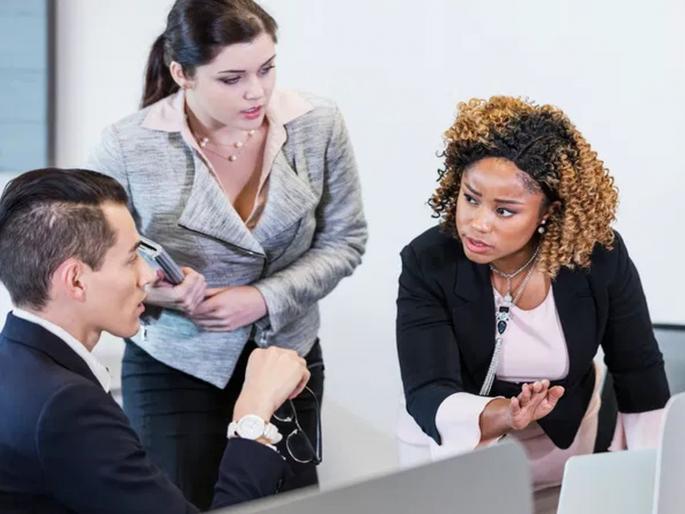 man looses job while calling female co worker in office by Love, Honey, Sweetie names | ऑफिसमध्ये महिला सहकाऱ्यांना 'वेगळ्या' नावांनी हाका मारायचा; नोकरी गेली