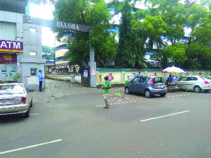 Citizens and peddlers throng all the containment zones in Navi Mumbai | नवी मुंबईतल्या सर्व कंटेन्मेंट झोनमध्ये नागरिक, फेरीवाल्यांची सर्रास वर्दळ Citizens and peddlers throng all the containment zones in Navi Mumbai | नवी मुंबईतल्या सर्व कंटेन्मेंट झोनमध्ये नागरिक, फेरीवाल्यांची सर्रास वर्दळ