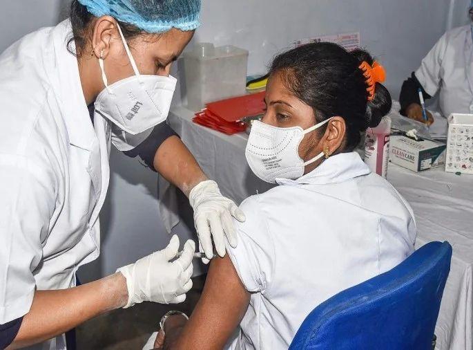 The rate of vaccination of ‘Warriors’ did not increase even after the corona eruption | CoronaVirus News: कोरोनाच्या उसळीनंतरही वाढेना ‘वॉरिअर्स’च्या लसीकरणाचा वेग