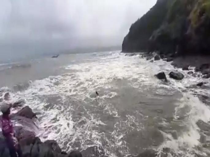 Video: Fishing boat sinks in Dabhol; 6 people swam to shore | Video: दाभोळ खाडीत मच्छिमारी बोट बुडाली; ६ जण पोहत किनाऱ्यावर, २ जणांना थरारक पद्धतीने वाचवलं