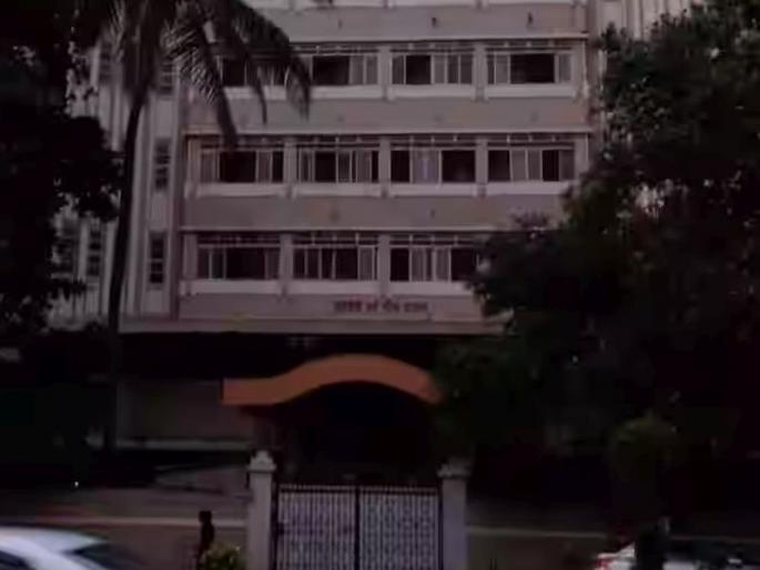 The victim girl's father has demanded that a case should be registered against the officials of the hostel. | '...तोपर्यंत आम्ही मुलीचा मृतदेह ताब्यात घेणार नाही'; पीडितेच्या वडिलांची भूमिका The victim girl's father has demanded that a case should be registered against the officials of the hostel. | '...तोपर्यंत आम्ही मुलीचा मृतदेह ताब्यात घेणार नाही'; पीडितेच्या वडिलांची भूमिका