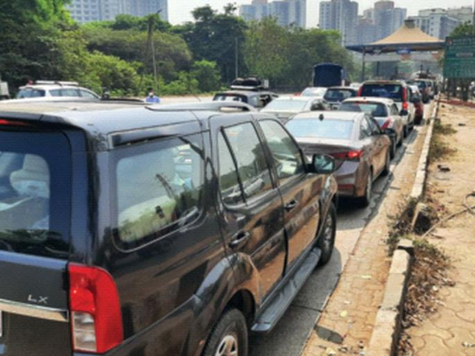 Lack of facilities, still need fastag on trains ... | सुविधांची वानवा, तरीही गाड्यांवर फास्टॅग हवा; वाहनचालकांच्या नशिबी कोंडी कायम Lack of facilities, still need fastag on trains ... | सुविधांची वानवा, तरीही गाड्यांवर फास्टॅग हवा; वाहनचालकांच्या नशिबी कोंडी कायम