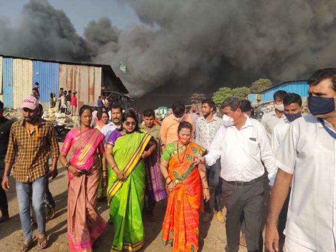 Fierce fire in Mandal area of Mankhurd; | मानखुर्दच्या मंडल परिसरात भीषण आग; किशोरी पेडणेकर यांनी केली घटनास्थळाची पाहणी Fierce fire in Mandal area of Mankhurd; | मानखुर्दच्या मंडल परिसरात भीषण आग; किशोरी पेडणेकर यांनी केली घटनास्थळाची पाहणी