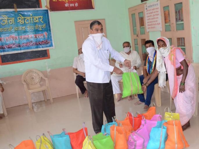 One month grocery free by the Jain community at Sendurani | श्वेतांबर जैन व्यापाऱ्यांकडून एक महिन्याचा किराणा महिला मजुरांना वाटप