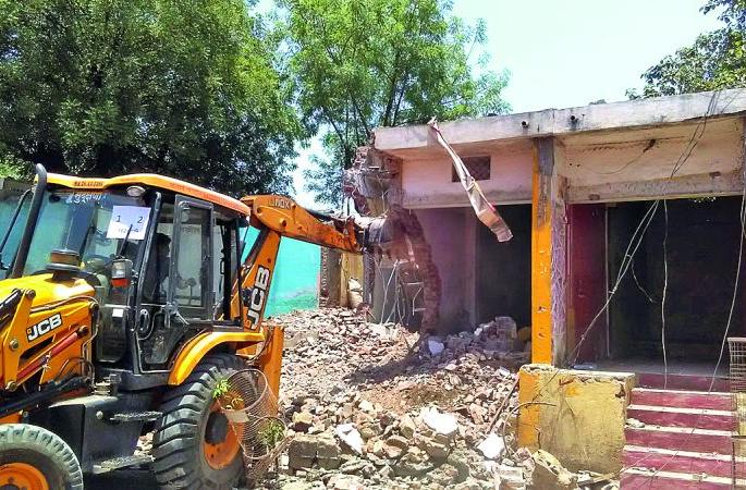 Following the order of the court, 36 shops in Shegaon raided the shops | न्यायालयाच्या आदेशानंतर शेगावातील ३६ घरे, दुकाने जमीनदोस्त