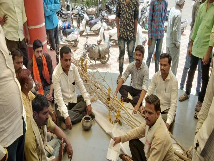 agitation in shegaon | शेगाव- नगरसेवकांनी काढली सुकलेल्या झाडांची प्रेत यात्रा agitation in shegaon | शेगाव- नगरसेवकांनी काढली सुकलेल्या झाडांची प्रेत यात्रा