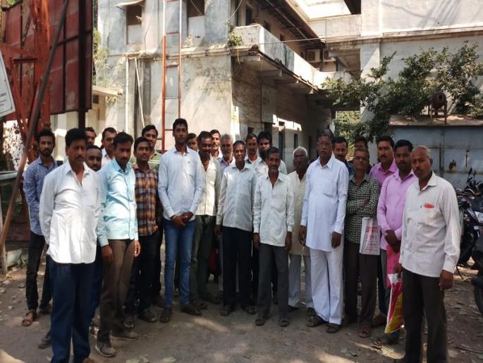 Farmers demonstrations at Nafed center in Shegaon; Not yet purchased | शेगावात नाफेड केंद्रावर शेतकऱ्यांची निदर्शने; अद्याप खरेदी नाही  Farmers demonstrations at Nafed center in Shegaon; Not yet purchased | शेगावात नाफेड केंद्रावर शेतकऱ्यांची निदर्शने; अद्याप खरेदी नाही