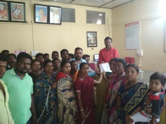 Citizens homeless due to wrong conduct of the survey in shegaon | पालिकेच्या चुकीचा सर्व्हेमुळे नागरिक बेघर; शेगावात प्रहारचे आंदोलन  Citizens homeless due to wrong conduct of the survey in shegaon | पालिकेच्या चुकीचा सर्व्हेमुळे नागरिक बेघर; शेगावात प्रहारचे आंदोलन