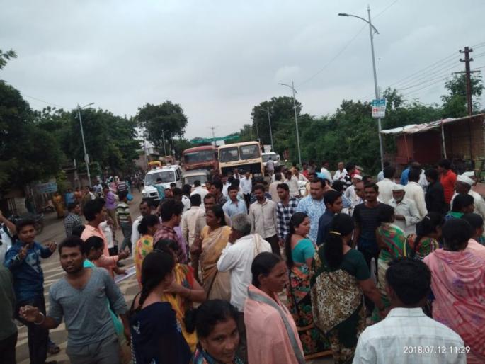 shegaon villagers rasta roko for flyover | उड्डाणपूलावर गतिरोधक बसविण्याच्या मागणीसाठी नागरिकांचं रास्ता रोको आंदोलन