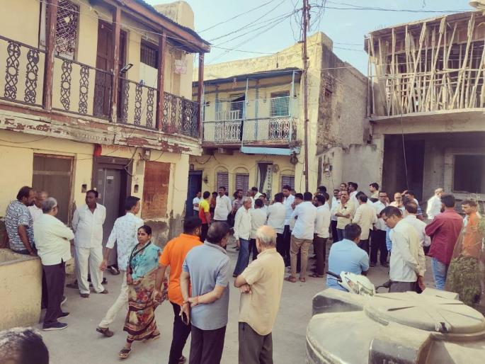 Armed raid at the house of Aadat trader in Shevgaon two dead | शेवगावात आडत व्यापाऱ्याच्या घरी सशस्त्र दरोडा, दोन जणांचा मृत्यू Armed raid at the house of Aadat trader in Shevgaon two dead | शेवगावात आडत व्यापाऱ्याच्या घरी सशस्त्र दरोडा, दोन जणांचा मृत्यू