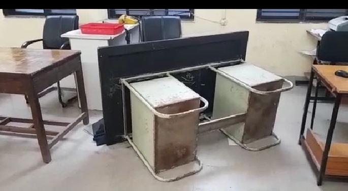 Vandalism at Shegaon police station after asking DJ to stop | डिजे बंद करण्यास सांगितल्याने शेगाव पोलिस ठाण्यात तोडफोड