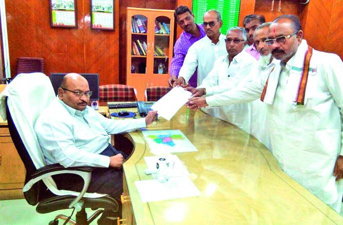 Stop misrepresenting farmers' debt waiver | कर्जमाफीबाबत शेतकर्यांची दिशाभूल बंद करा - शेकाप Stop misrepresenting farmers' debt waiver | कर्जमाफीबाबत शेतकर्यांची दिशाभूल बंद करा - शेकाप