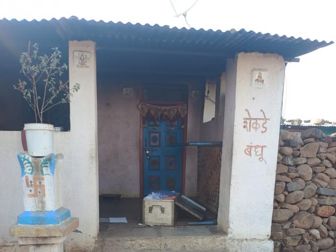 A thiefs entered a house and held a knife to the farmer's throat; robbed him of Rs 1.5 lakh after selling goats and buffaloes. | घरात घुसून शेतकऱ्याच्या गळ्याला लावला चाकू; शेळी, म्हैस विकलेले दीड लाख रुपये लुटले A thiefs entered a house and held a knife to the farmer's throat; robbed him of Rs 1.5 lakh after selling goats and buffaloes. | घरात घुसून शेतकऱ्याच्या गळ्याला लावला चाकू; शेळी, म्हैस विकलेले दीड लाख रुपये लुटले