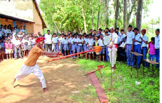 'Shailaramma' Dattu Patil in Shiroli Dumula - Seventy Years of Keeping a Maidan Game: Demonstrating Shivrajyabhishek Dini Raigadaw | शिरोली दुमालातील ‘शेलारमामा’ दत्तू पाटील --सात दशके मर्दानी खेळ ठेवलाय जागता : शिवराज्याभिषेक दिनी रायगडावर प्रात्यक्षिक  'Shailaramma' Dattu Patil in Shiroli Dumula - Seventy Years of Keeping a Maidan Game: Demonstrating Shivrajyabhishek Dini Raigadaw | शिरोली दुमालातील ‘शेलारमामा’ दत्तू पाटील --सात दशके मर्दानी खेळ ठेवलाय जागता : शिवराज्याभिषेक दिनी रायगडावर प्रात्यक्षिक