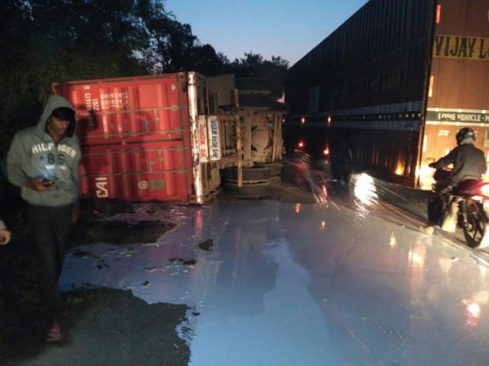 carrying paint-like liquid Tanker turnabout; accident of Chakan-Shikrapur highway | पेंटसदृश लिक्विड घेऊन जाणारा टँकर पलटी; चाकण-शिक्रापूर महामार्गावरील प्रकार carrying paint-like liquid Tanker turnabout; accident of Chakan-Shikrapur highway | पेंटसदृश लिक्विड घेऊन जाणारा टँकर पलटी; चाकण-शिक्रापूर महामार्गावरील प्रकार