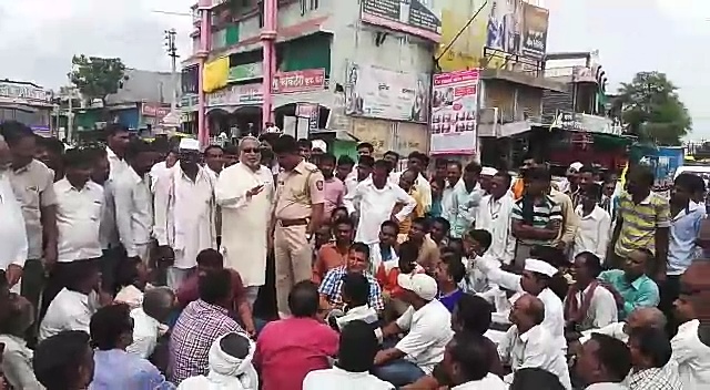 Shalubazar Chowk! agitation against encroachment! | शेलुबाजार चौक’ अतिक्रमणमुक्त करण्यासाठी नागरिकांचा रास्ता रोको ! Shalubazar Chowk! agitation against encroachment! | शेलुबाजार चौक’ अतिक्रमणमुक्त करण्यासाठी नागरिकांचा रास्ता रोको !