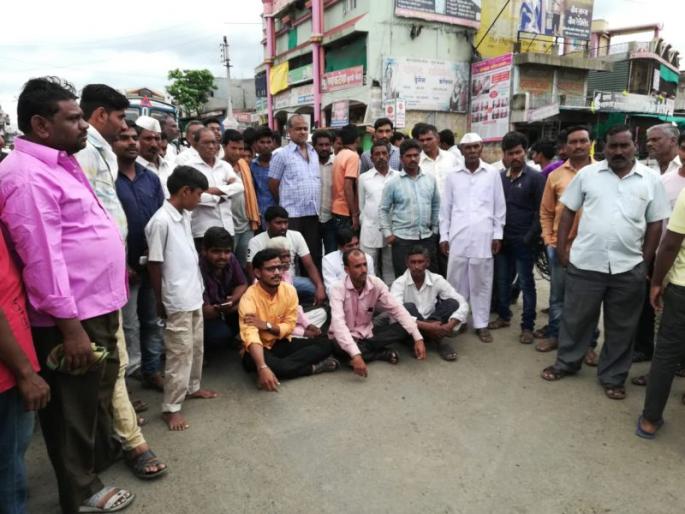 'Rastaroko' for the road at Selubazar | शेलुबाजार येथे रस्त्यासाठी ‘रास्तारोको’ 'Rastaroko' for the road at Selubazar | शेलुबाजार येथे रस्त्यासाठी ‘रास्तारोको’