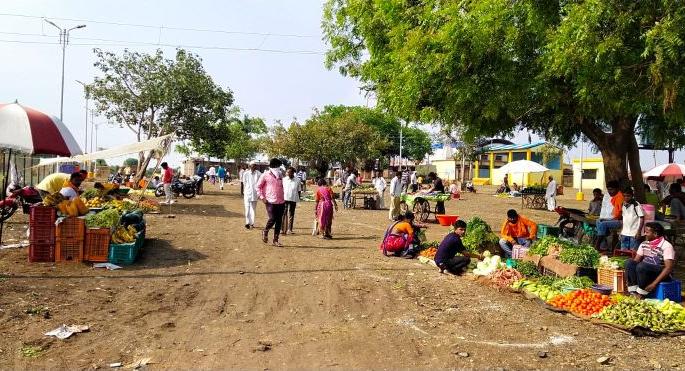 Division of vegetable market at Shelubazar; The crowd shook | शेलुबाजार येथील भाजीबाजाराची विभागणी; गर्दी टळली Division of vegetable market at Shelubazar; The crowd shook | शेलुबाजार येथील भाजीबाजाराची विभागणी; गर्दी टळली