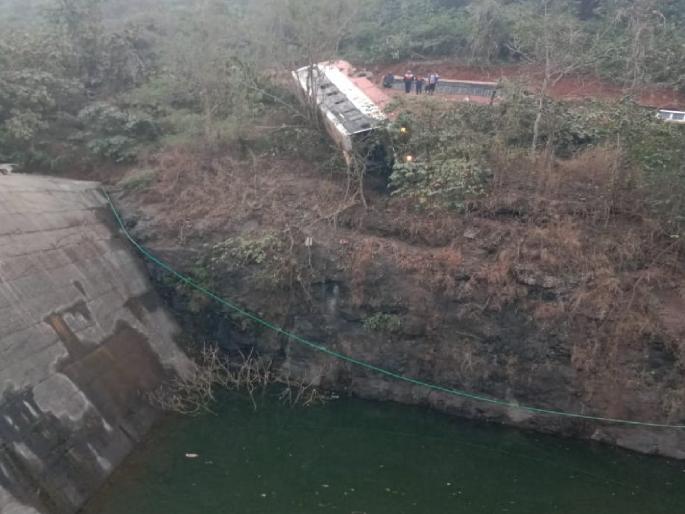 Dabhel Mumbai bus accident at Shenale ghat, The bus got stuck in a tree and got stuck in the dam | Ratnagiri: बसने रस्ता सोडला, झाडाने जीव वाचवला; दाभोळ-मुंबई बसला शेनाळे घाटात अपघात  Dabhel Mumbai bus accident at Shenale ghat, The bus got stuck in a tree and got stuck in the dam | Ratnagiri: बसने रस्ता सोडला, झाडाने जीव वाचवला; दाभोळ-मुंबई बसला शेनाळे घाटात अपघात