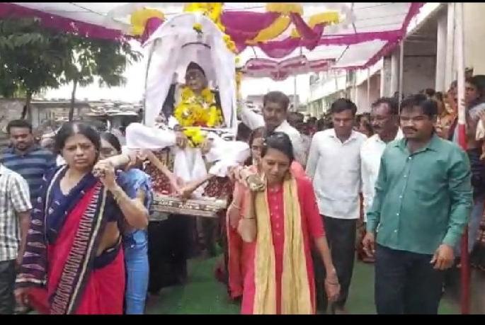 12 sisters give shoulder to father! |  १२ सख्ख्या बहिणींनी दिला पित्याला खांदा! 12 sisters give shoulder to father! |  १२ सख्ख्या बहिणींनी दिला पित्याला खांदा!