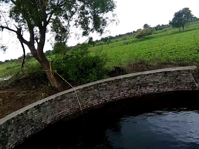 Bil notl sanctioned, begging agitation by farmers | बील मंजूर होईना, शेतकऱ्याचं भीक मागो आंदोलन Bil notl sanctioned, begging agitation by farmers | बील मंजूर होईना, शेतकऱ्याचं भीक मागो आंदोलन