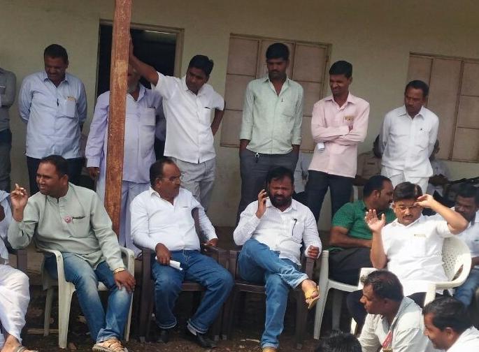 In front of the Puyush Sugar Factory in Valki, movement of sugarcane growers in Nevasa taluka | वाळकी येथील पियुश शुगर कारखान्यासमोर नेवासा तालुक्यातील ऊस उत्पादकांचे आंदोलन