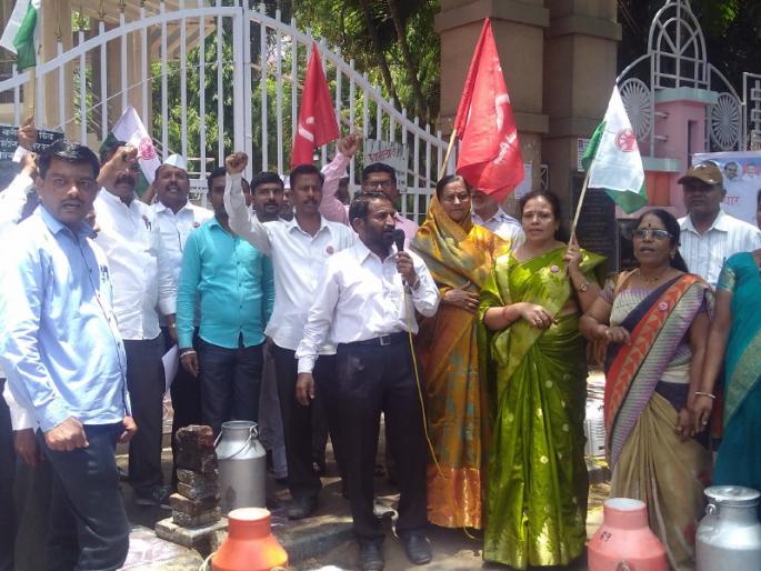 farmers protest to get minimum support price for milk | भाव मिळत नसल्याने दुधाचे माेफत वाटप farmers protest to get minimum support price for milk | भाव मिळत नसल्याने दुधाचे माेफत वाटप