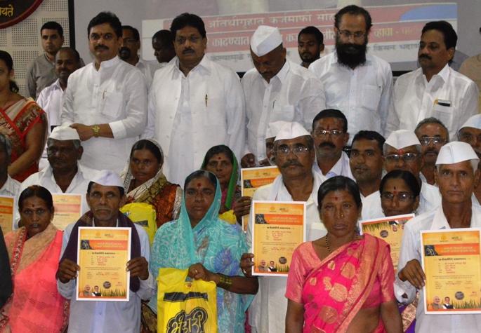 28 farmers get remorse; Repeat memories of debt waiver | नगरमध्ये मिळाली २८ शेतक-यांना कर्जमाफी; कर्जमाफीच्या याद्यांचा घोळ सुरुच 28 farmers get remorse; Repeat memories of debt waiver | नगरमध्ये मिळाली २८ शेतक-यांना कर्जमाफी; कर्जमाफीच्या याद्यांचा घोळ सुरुच