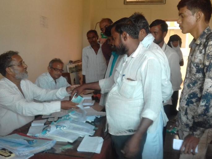 No soybean subsidy; Farmers from Nandura, Malkapur, Khamgaon taluka queue row | सोयाबीन अनुदान नाही; नांदुरा, मलकापूर, खामगाव तालुक्यातील शेतकरी रांगेत  No soybean subsidy; Farmers from Nandura, Malkapur, Khamgaon taluka queue row | सोयाबीन अनुदान नाही; नांदुरा, मलकापूर, खामगाव तालुक्यातील शेतकरी रांगेत