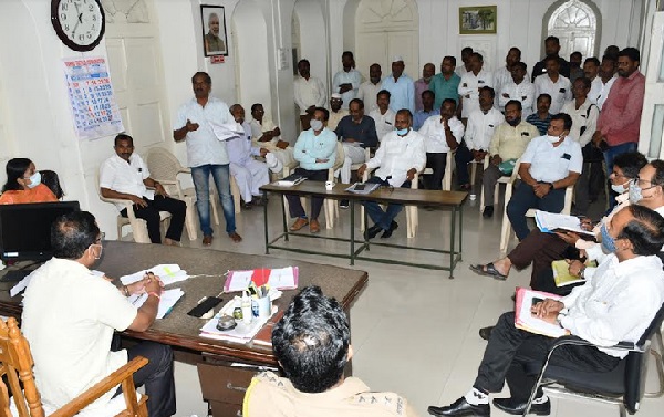 ..Then will stop cane harvesting; Farmers' organizations are aggressive | ..तर ऊस तोडणी बंद पाडणार; शेतकरी संघटना आक्रमक