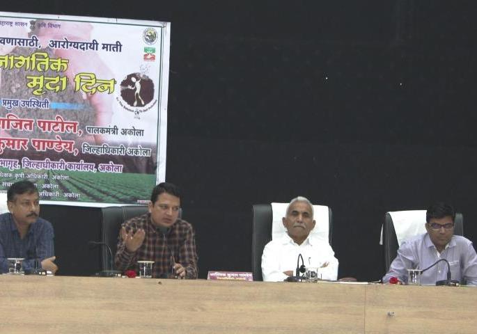 Farmers should make 'smart entrepreneurs' - collector | शेतकऱ्यांनी रोजगारक्षम शेती करुन ‘स्मार्ट उदयोजक’ बनावे - जिल्हाधिकारी Farmers should make 'smart entrepreneurs' - collector | शेतकऱ्यांनी रोजगारक्षम शेती करुन ‘स्मार्ट उदयोजक’ बनावे - जिल्हाधिकारी