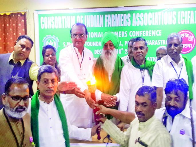 'Third option' to set up farmers; National Farmers Council in Pune, representatives from 14 states participated | शेतकरी उभारणार ‘तिसरा पर्याय’; पुण्यात राष्ट्रीय किसान परिषद, १४ राज्यांतील प्रतिनिधी सहभागी 'Third option' to set up farmers; National Farmers Council in Pune, representatives from 14 states participated | शेतकरी उभारणार ‘तिसरा पर्याय’; पुण्यात राष्ट्रीय किसान परिषद, १४ राज्यांतील प्रतिनिधी सहभागी