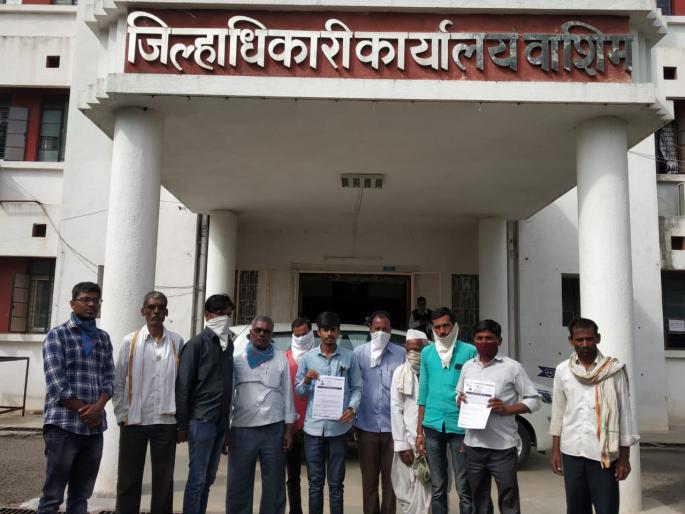 Farmers rushed to the Collector's office for various demands | विविध मागण्यांसाठी शेतकरी धडकले जिल्हाधिकारी कार्यालयात Farmers rushed to the Collector's office for various demands | विविध मागण्यांसाठी शेतकरी धडकले जिल्हाधिकारी कार्यालयात